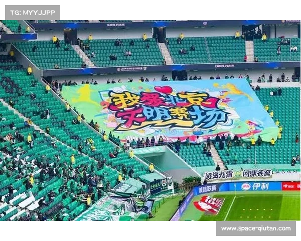 人民公园球场气氛热烈，汉堡球迷巨型TIFO迎接南北德比